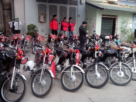 40 xe Honda 67 keo nhau di don dau o Ha Noi-Hinh-4