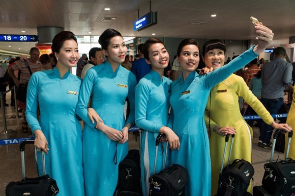 Sep Vietnam Airlines phu nhan dong phuc moi dang gay tranh cai-Hinh-2