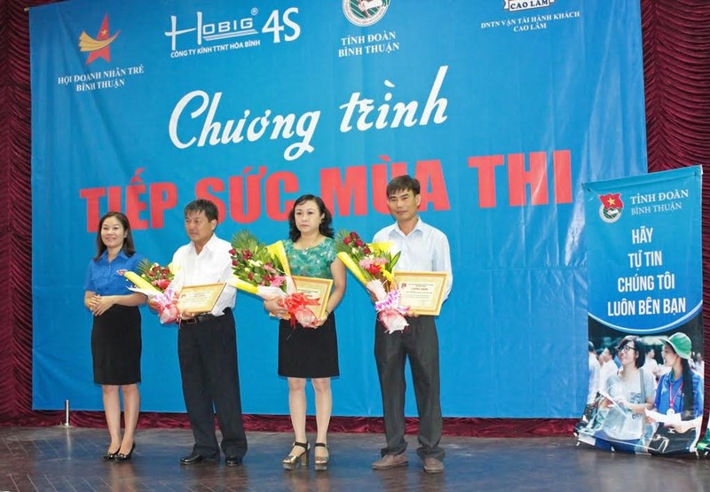 Cong ty Kinh Hoa Binh tiep suc mua thi 2015-Hinh-2