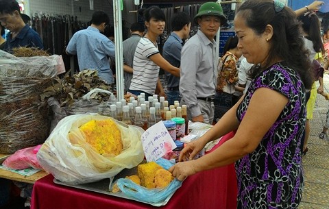 Hinh anh mat ong hoa da cuc hiem, gia chat o Ha Noi