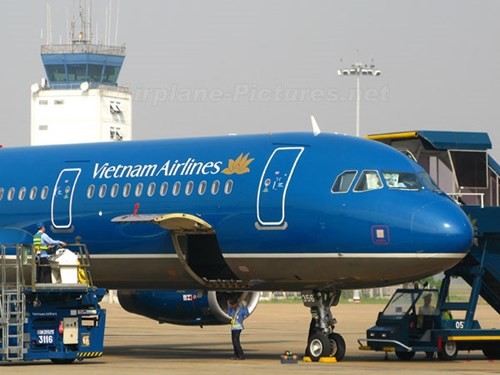 May bay Vietnam Airlines bi rach lop ngay tren troi