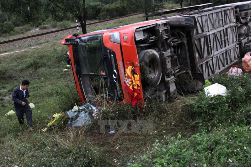 Ha Nam: Lat xe khach tren Quoc lo 21B, 7 nguoi bi thuong