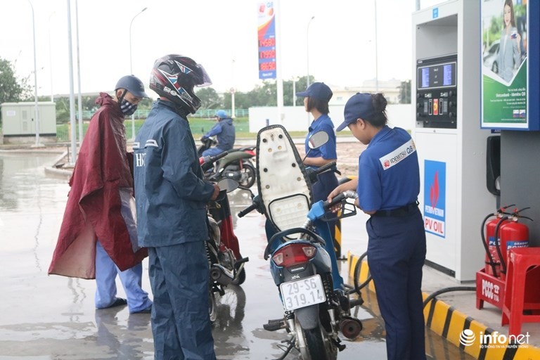 Chu cay xang Nhat doi mua nhieu gio cui gap nguoi chao khach-Hinh-14