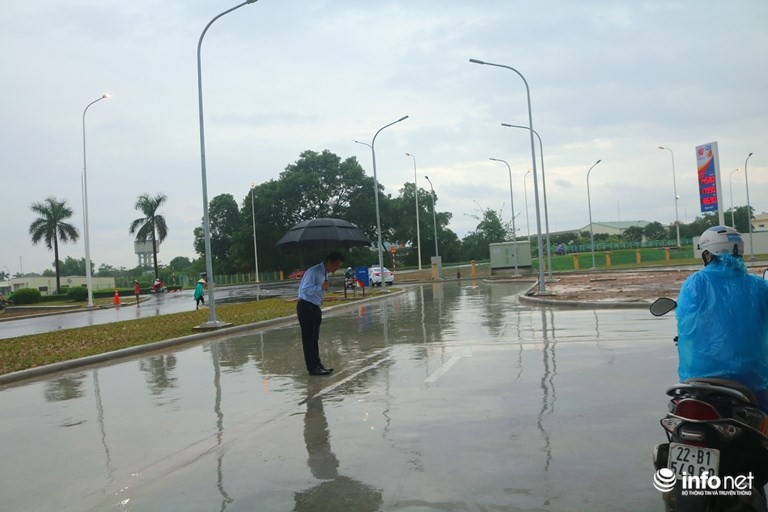 Chu cay xang Nhat doi mua nhieu gio cui gap nguoi chao khach-Hinh-9