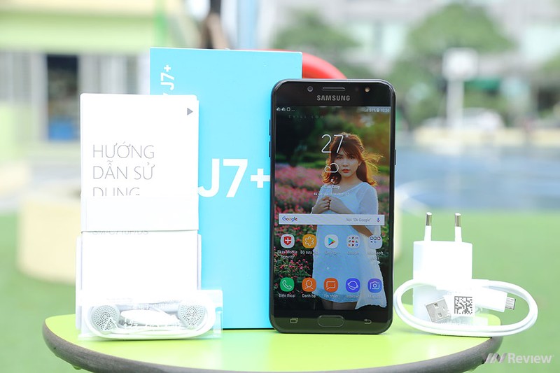 Mo hop Samsung Galaxy J7 Plus chinh hang vua len ke hom nay