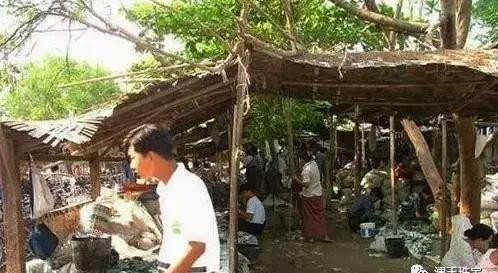 Choang: Ngoc phi thuy ban do dong nhu rau ngoai cho