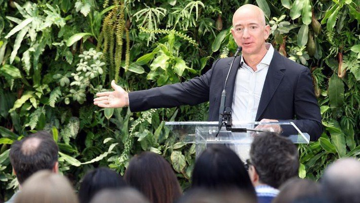 Tai san cua Jeff Bezos vuot 143 ty USD