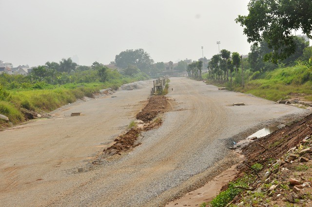 Anh: Ngon ngang tren tuyen duong doi bang 180ha dat 