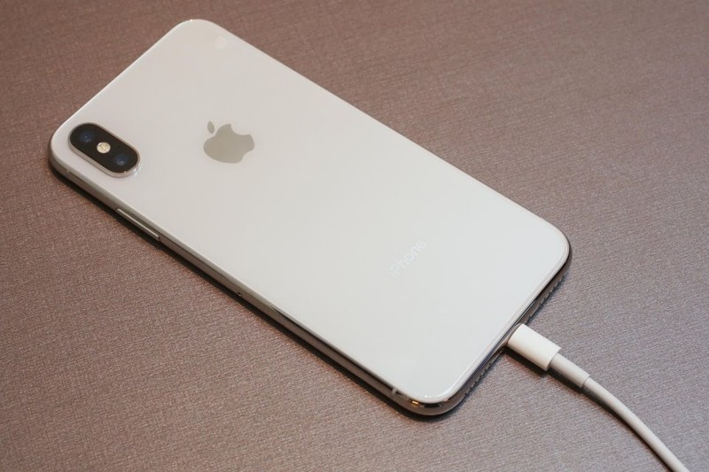Apple se sua loi iPhone Xs, Xs Max khong sac khi tat man hinh