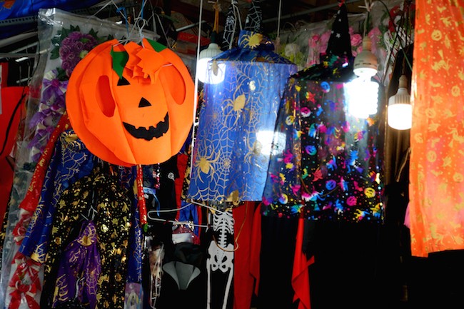 Anh: Do choi ma quy ban tran lan pho co Ha Noi truoc ngay Halloween-Hinh-2