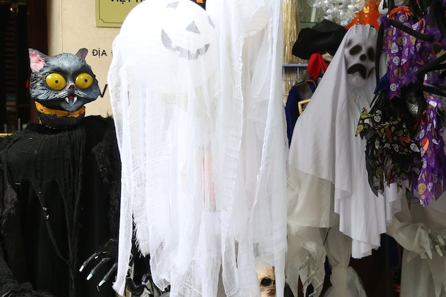 Anh: Do choi ma quy ban tran lan pho co Ha Noi truoc ngay Halloween-Hinh-6