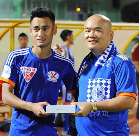 Trao luu CDV xuong san thuong nong cho cau thu V.League