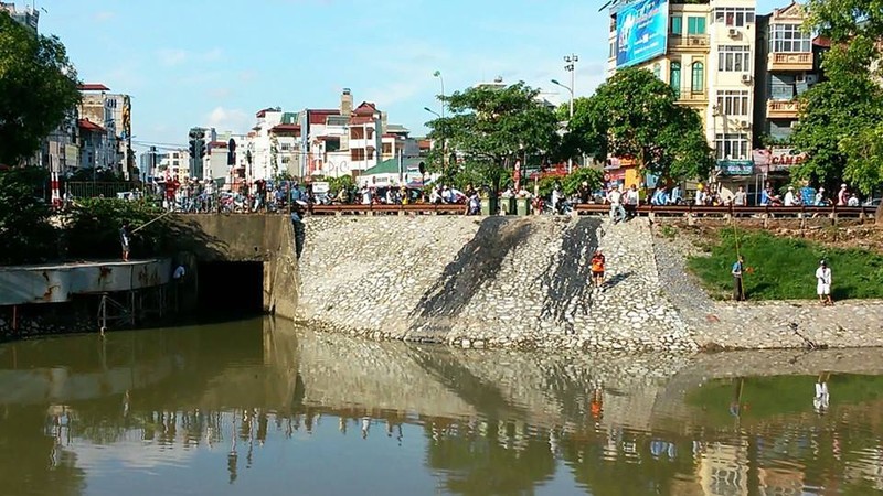 Xem nguoi Ha Noi dua nhau cau ca sau bao-Hinh-6