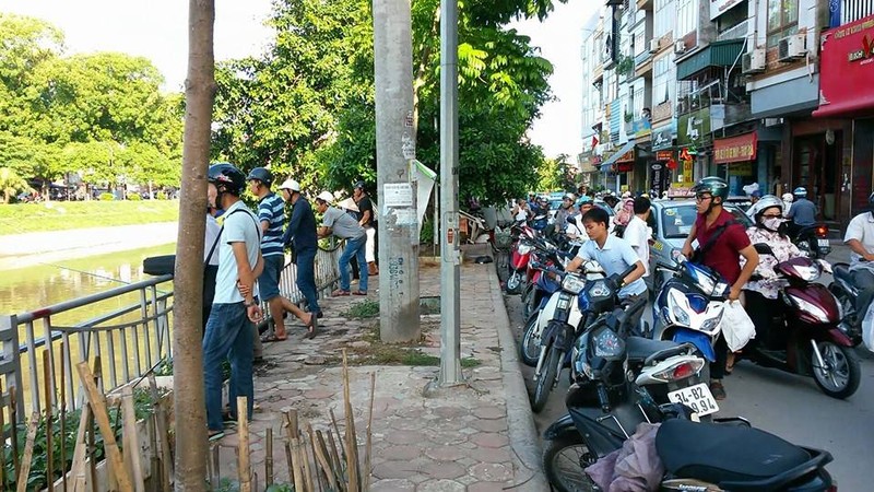 Xem nguoi Ha Noi dua nhau cau ca sau bao-Hinh-7