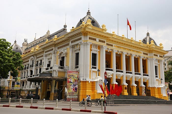 Ngam nha hat lon Ha Noi loe loet trong dien mao moi-Hinh-14