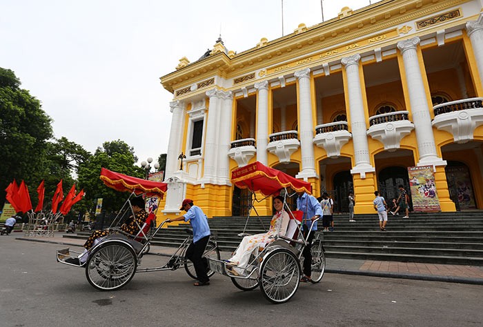 Ngam nha hat lon Ha Noi loe loet trong dien mao moi-Hinh-5