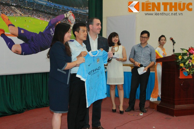 Cau thu Man City tho lo tinh yeu voi Viet Nam-Hinh-9