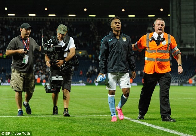 Tien dao Raheem Sterling vuot rao tang ao dau cho fan nu-Hinh-3