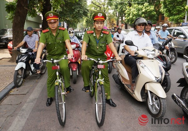 Cong an Ha Noi ngay dau cuoi xe dap di tuan tra-Hinh-2