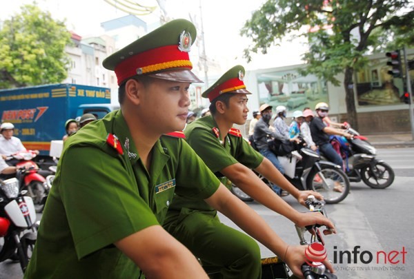 Cong an Ha Noi ngay dau cuoi xe dap di tuan tra-Hinh-5