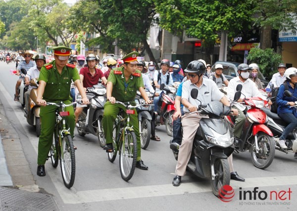 Cong an Ha Noi ngay dau cuoi xe dap di tuan tra-Hinh-6