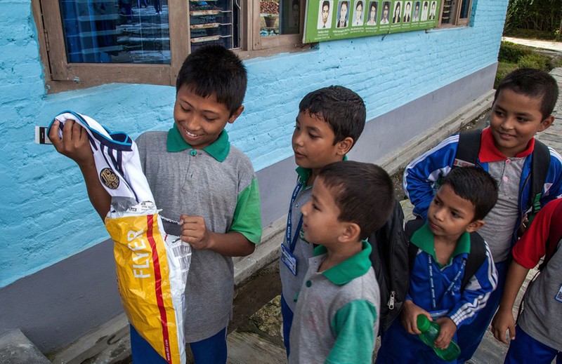 Nan nhan nhi dong dat Nepal ngac nhien nhan qua cua Ronaldo-Hinh-2