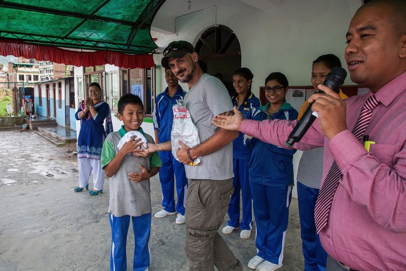 Nan nhan nhi dong dat Nepal ngac nhien nhan qua cua Ronaldo-Hinh-4