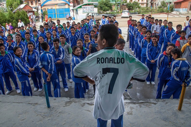 Nan nhan nhi dong dat Nepal ngac nhien nhan qua cua Ronaldo-Hinh-7