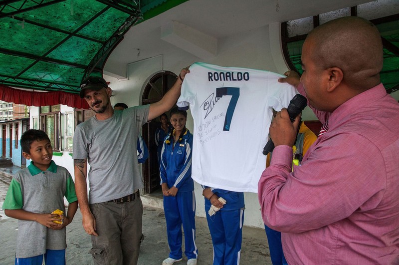 Nan nhan nhi dong dat Nepal ngac nhien nhan qua cua Ronaldo-Hinh-9