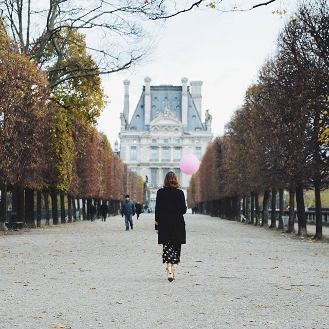 Gai xinh tung tay om bong bay mau hong phuot khap Paris-Hinh-9