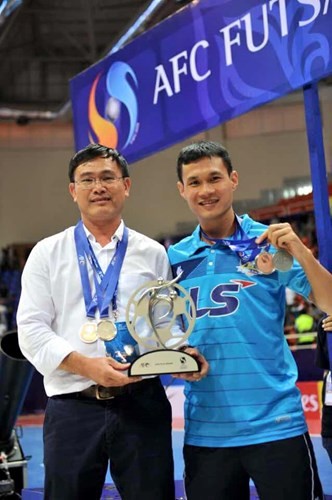 A Day Roi: Tuyen thu Futsal Viet Nam dam dam chay mau mom tro ly HLV-Hinh-5