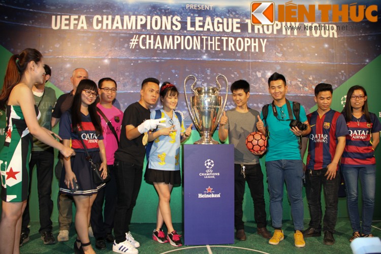 Can canh chiec cup UEFA Champions League xuat hien tai Ha Noi-Hinh-10