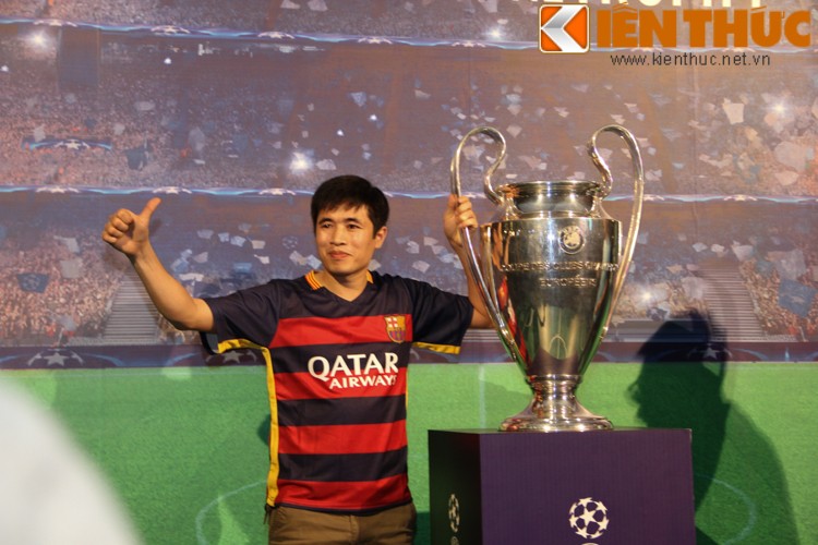 Can canh chiec cup UEFA Champions League xuat hien tai Ha Noi-Hinh-11