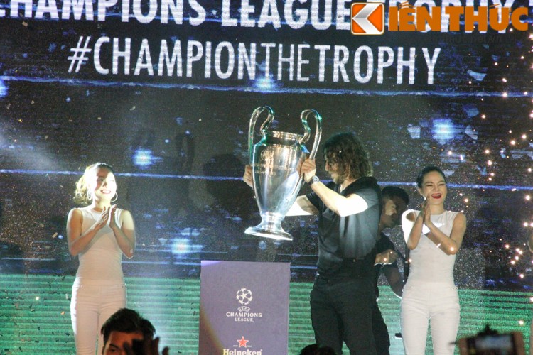 Can canh chiec cup UEFA Champions League xuat hien tai Ha Noi-Hinh-6