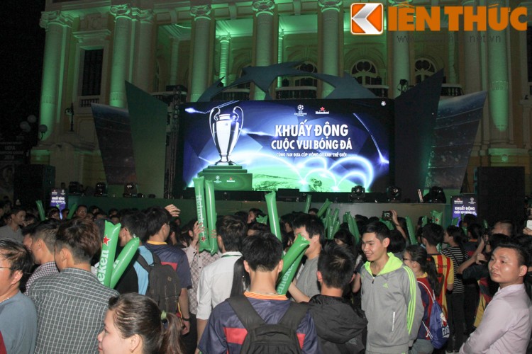 Can canh chiec cup UEFA Champions League xuat hien tai Ha Noi