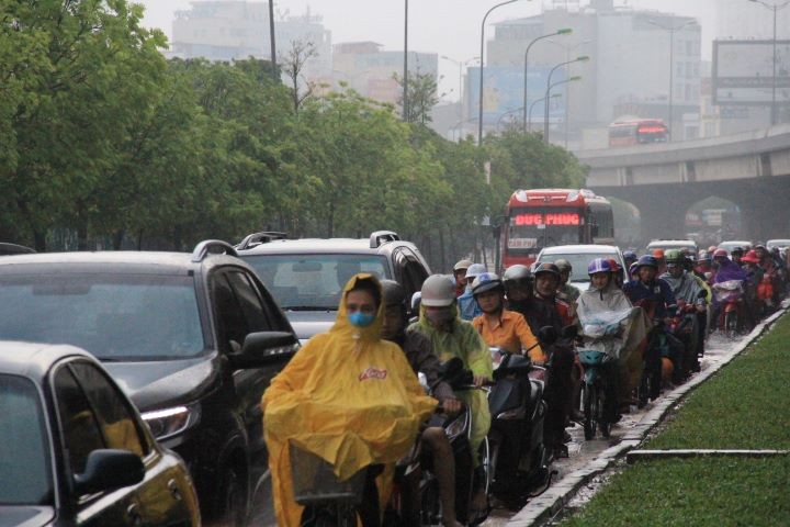 Sinh vien, gioi tre khon don trong canh Ha Noi ngap lut-Hinh-10