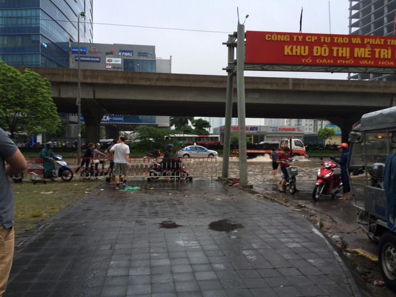 Sinh vien, gioi tre khon don trong canh Ha Noi ngap lut-Hinh-2