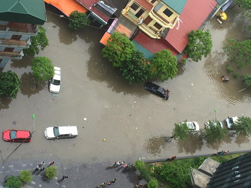 Sinh vien, gioi tre khon don trong canh Ha Noi ngap lut-Hinh-5