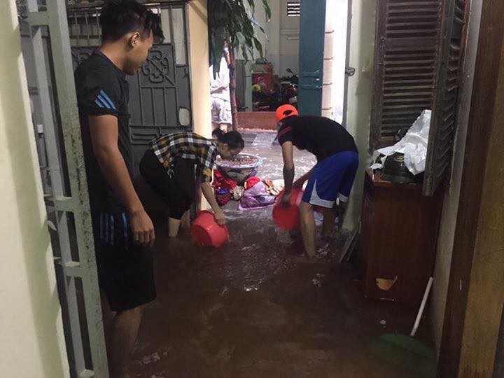 Sinh vien, gioi tre khon don trong canh Ha Noi ngap lut-Hinh-8