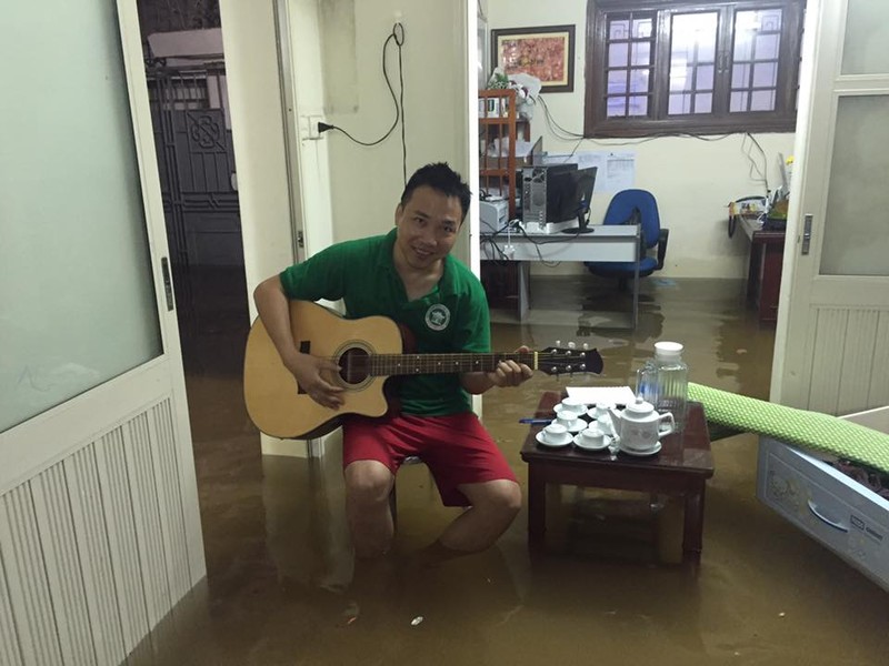 Sinh vien, gioi tre khon don trong canh Ha Noi ngap lut-Hinh-9