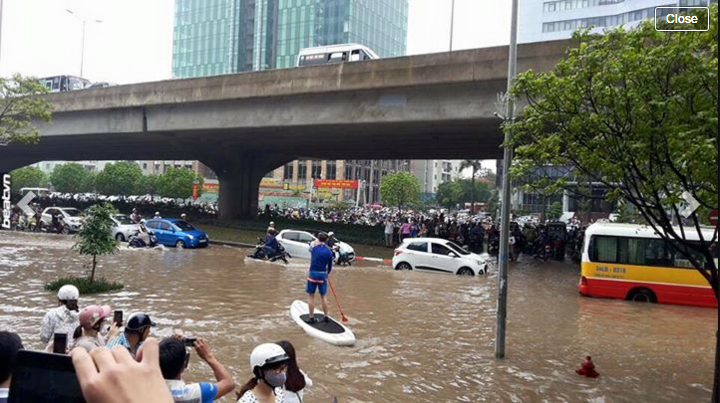 Chang Tay lai thuyen om giua Ha Noi ngap lut gay sot-Hinh-3