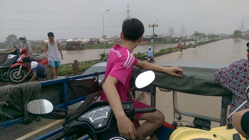 Chang Tay lai thuyen om giua Ha Noi ngap lut gay sot-Hinh-8