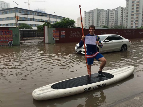 Danh tinh chang Tay lai “thuyen om” ngay Ha Noi ngap lut