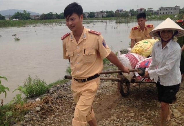 Cong an Ninh Binh loi chan dat giup dan gat lua gay sot-Hinh-3