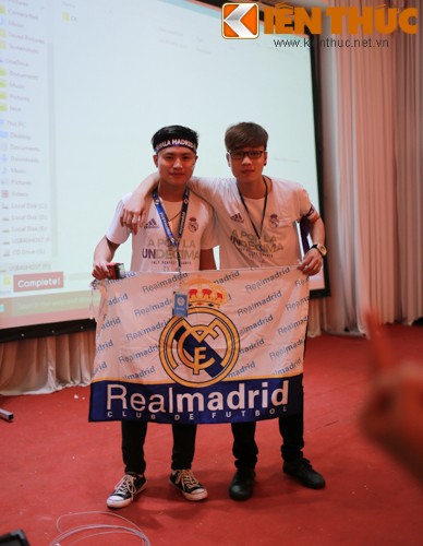 Fan Real Madrid Ha Noi bung no trong dem chung ket cup C1