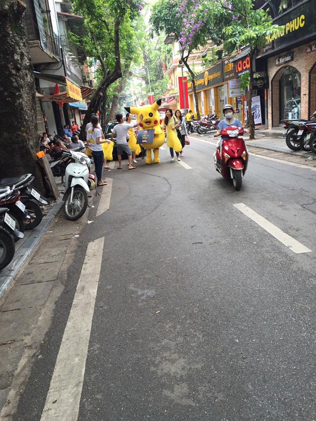 Deo bien dung xe tat may o HN, chu Pikachu bi xe tong-Hinh-9