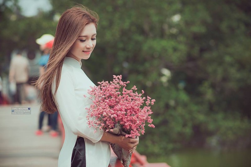 Thieu nu Sai thanh dao pho Thu do trong ta ao dai-Hinh-4