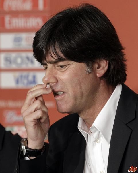 Do mat voi nhung hanh dong la cua HLV Joachim Loew-Hinh-5