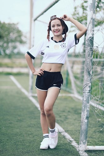 Hot girl Viet thi nhau khoe anh co vu VCK Euro 2016-Hinh-7