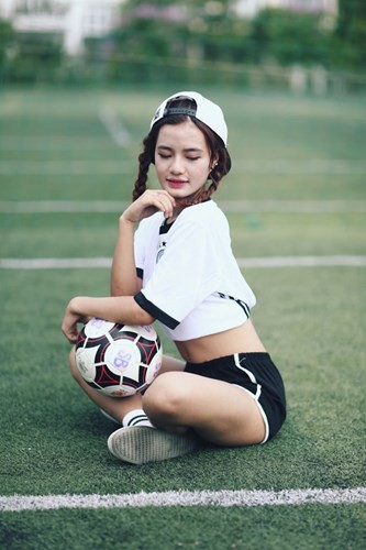 Hot girl Viet thi nhau khoe anh co vu VCK Euro 2016-Hinh-9